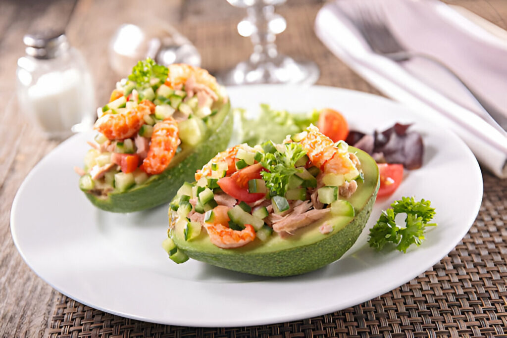 Almuerzo Saludable: Aguacates Rellenos de Camarones con Jitomates y Cilantro